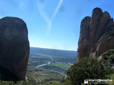 Viaje Semana Santa - Mallos Riglos - Jaca; viajes de montaña; clubes de montaña madrid;bastones de